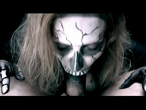 ❤️ Demon jente suger kuk med sin svarte munn og svelger cum. ❤️❌ Pornovideo hos oss ️❤