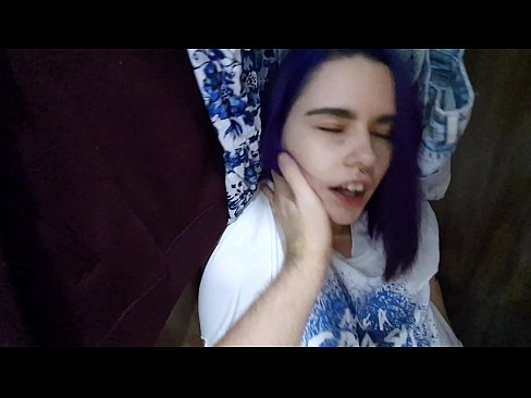 ❤️ Fant min søster i skapet og hjalp henne med å komme ❤️❌ Pornovideo hos oss ️❤